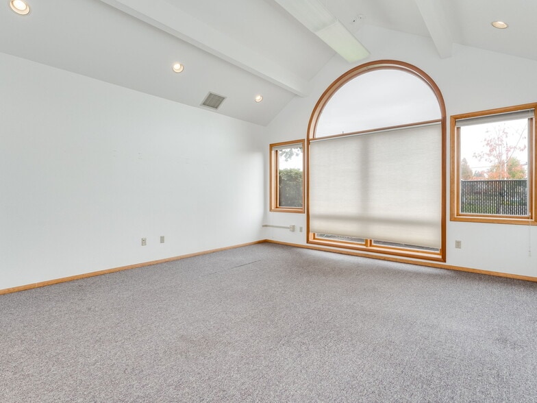 More Photos Of 2275 NE McDaniel Ln, Mcminnville Office For Lease