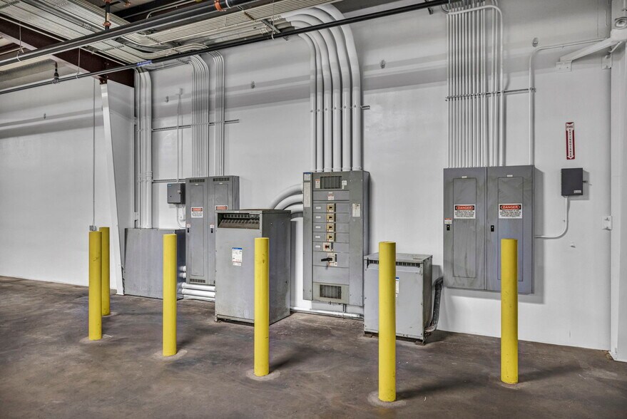 More Photos Of 4806 Commercial Park Dr, Austin Manufacturing For Lease
