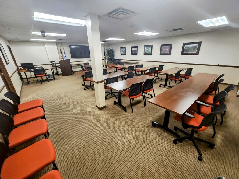 More Photos Of 2110 Kanawha Blvd E, Charleston Office For Lease