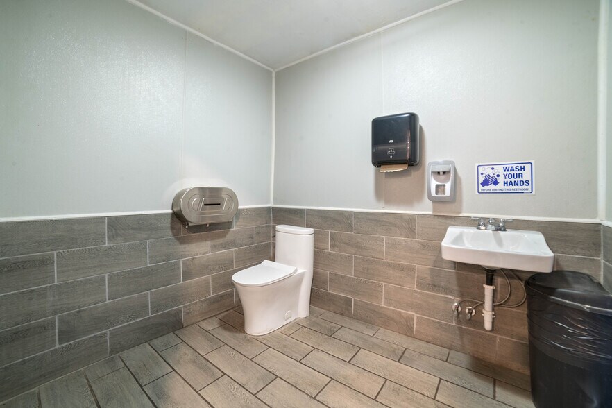 More Photos Of 1321 Commonwealth Ave, Duluth Storefront For Sale