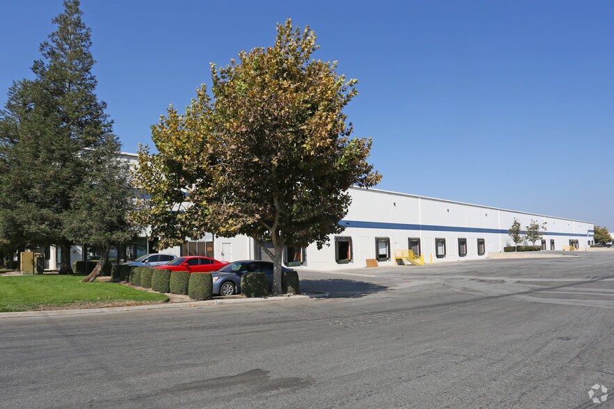 More Photos Of 900 N Plaza Dr, Visalia Distribution For Lease