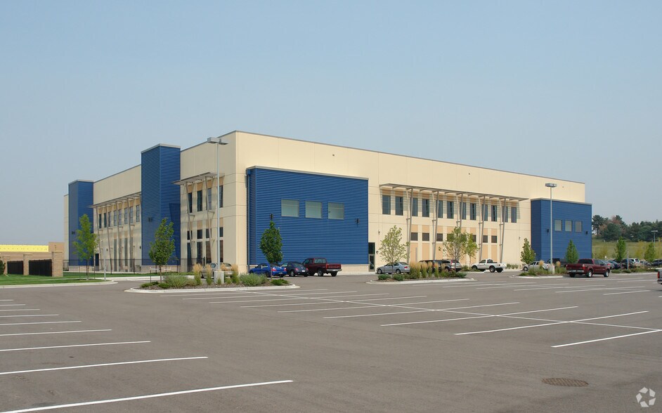 Primary Photo Of 15900 E Briarwood Cir, Aurora Health Club For Lease