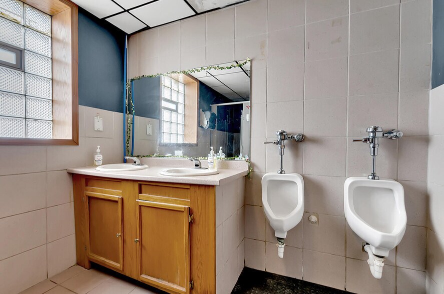 More Photos Of 2422-2426 S Park Ave, Buffalo Bowling Alley For Sale