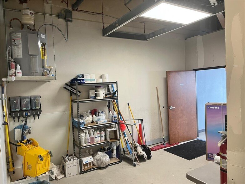 More Photos Of 102 W Dallas St, Llano Storefront Retail Office For Lease