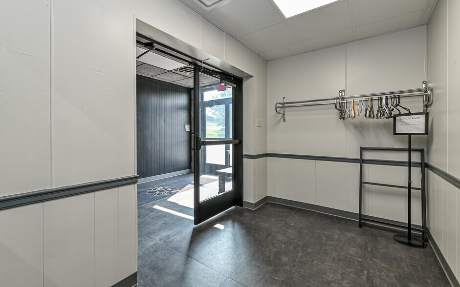 More Photos Of 2615 Freeport Rd, Natrona Heights Bar For Lease