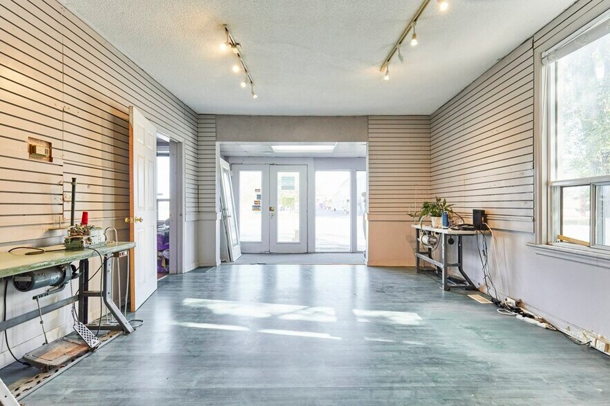 More Photos Of 562 Simcoe St S, Oshawa Storefront For Sale