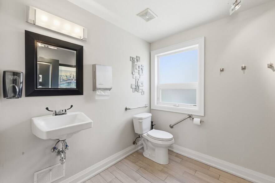 More Photos Of 60 King St W, Hamilton Office For Sale