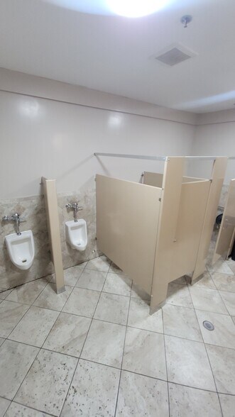 More Photos Of 141 Coit St, Irvington Showroom For Lease