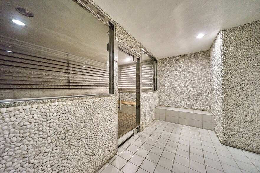 More Photos Of 10211 Balboa Blvd, Northridge Health Club For Sale