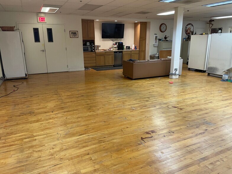 More Photos Of 22427 Meekland Ave, Hayward Self Storage For Lease