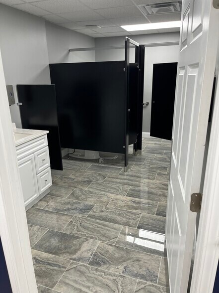More Photos Of 7505 Sussex Dr, Florence Medical For Lease