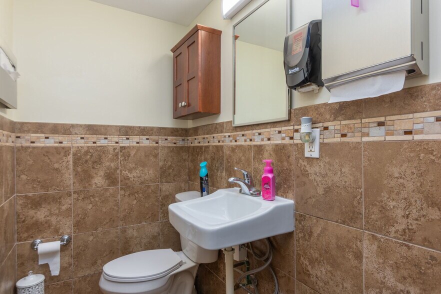 More Photos Of 7131-7133 Darby Ave, Reseda Office For Sale