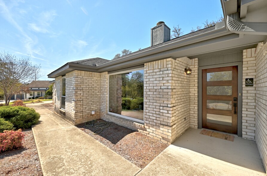 More Photos Of 900 N Cuernavaca Dr, Austin Office For Lease