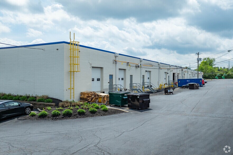 More Photos Of 11717-11725 Chesterdale Rd, Springdale Unknown For Lease