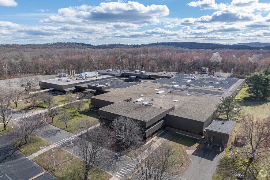 More Photos Of 350 Knotter Dr, Cheshire Research And Development For Lease