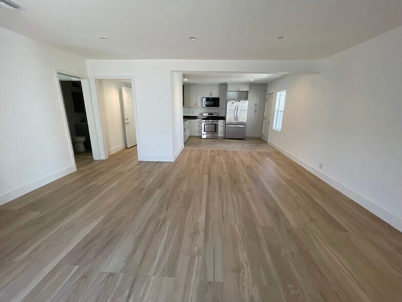 More Photos Of 16123 Wyandotte St, Van Nuys Service For Lease