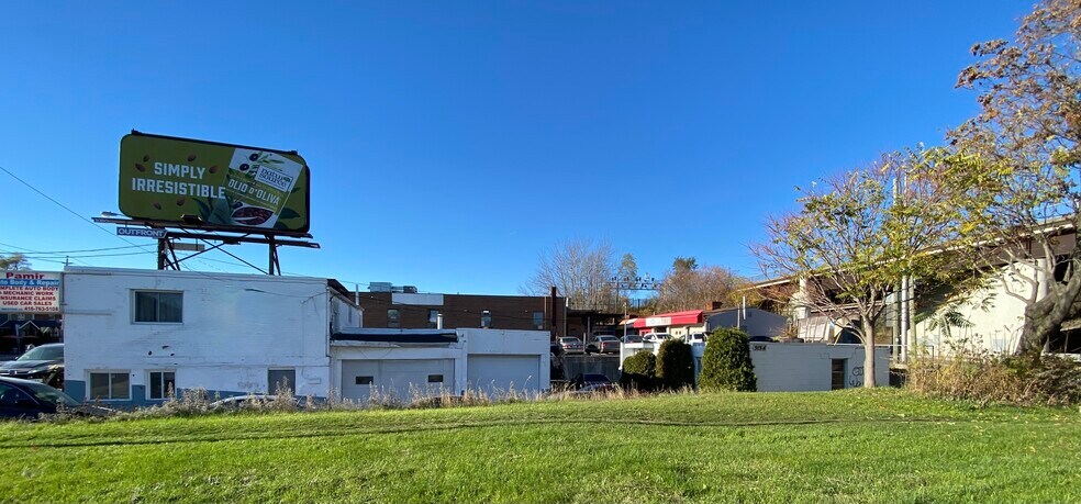 More Photos Of 915A Weston Rd, Toronto Freestanding For Sale