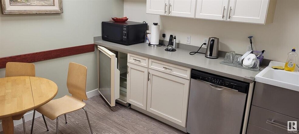 More Photos Of 7609 109th St NW, Edmonton Medical For Sale