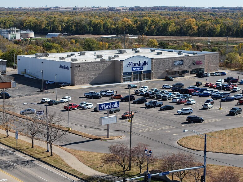 More Photos Of 1815 Lincoln Way, Clinton Freestanding For Lease
