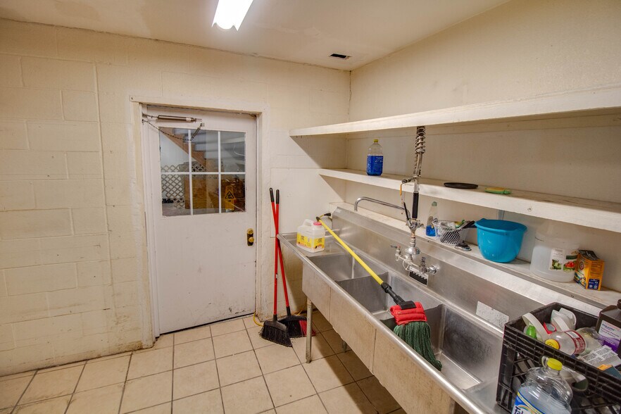 More Photos Of 406 W Carpenter St, Jerseyville Flex For Sale