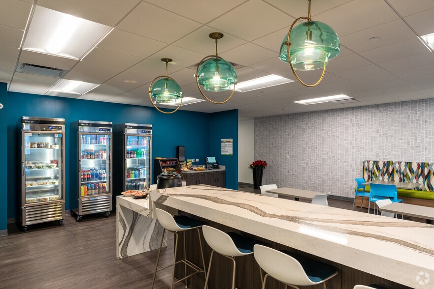More Photos Of 475-485 Half Day Rd, Lincolnshire Unknown For Lease