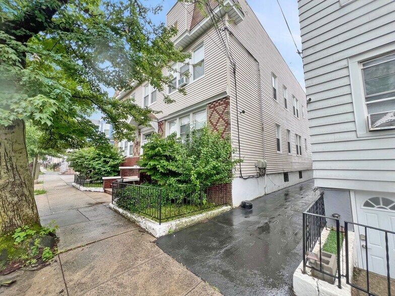 More Photos Of 700-702 N 7th St, Newark Apartments For Sale