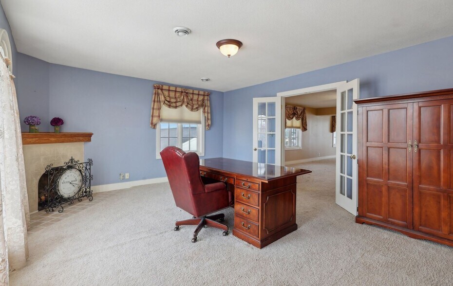 More Photos Of 118 S Walnut St, Troy Showroom For Sale