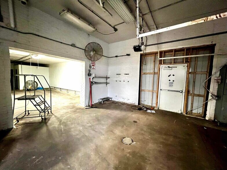 More Photos Of 1720 12th St, Monroe Distribution For Lease