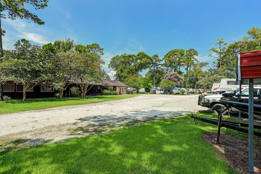 More Photos Of 6832 S Highway 35, Alvin Trailer Camper Park For Sale
