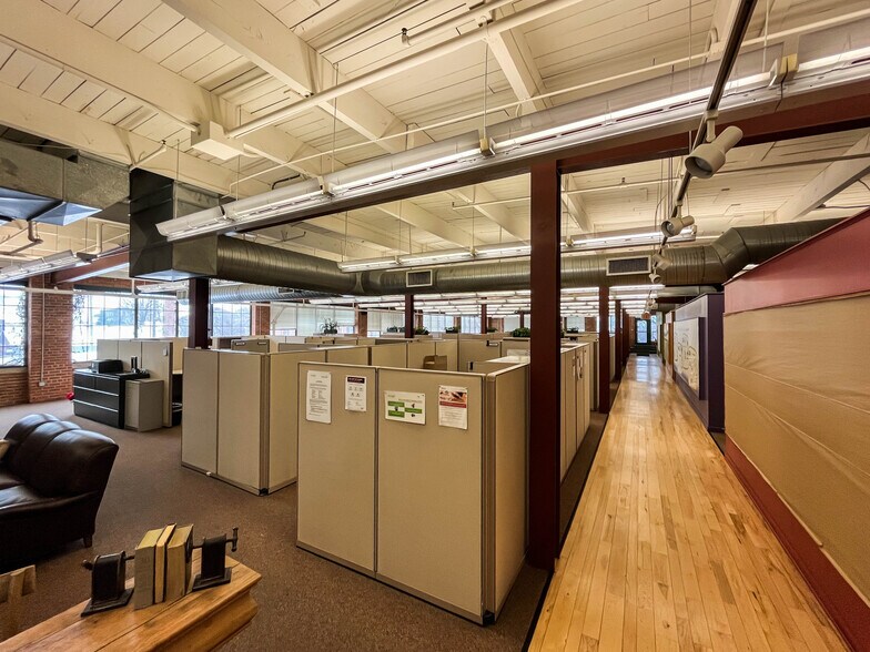 More Photos Of 1457 E 40th St, Cleveland Showroom For Lease