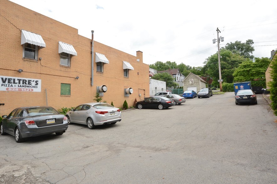 More Photos Of 848-850 Allegheny River Blvd, Oakmont Storefront Retail Residential For Lease