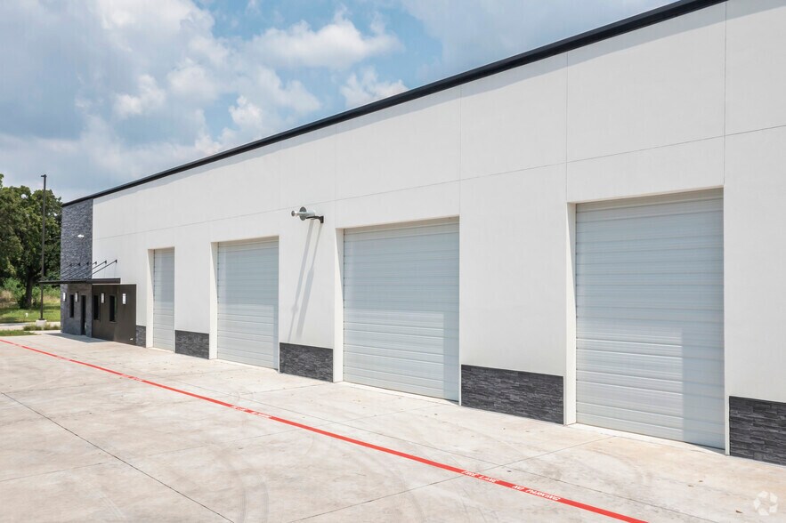 More Photos Of 2718 Virginia Cir, Denton Warehouse For Sale