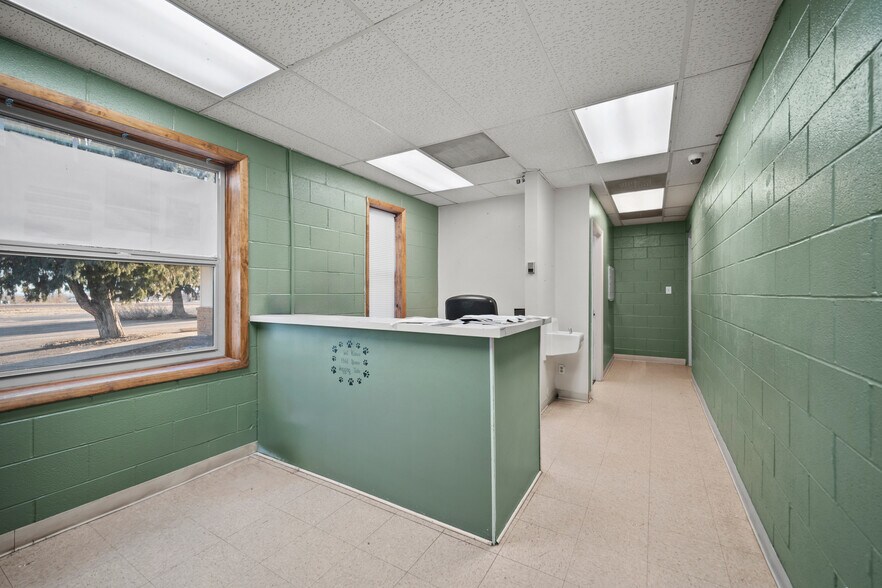 More Photos Of 5280 Edison Ave, Colorado Springs Veterinarian Kennel For Sale