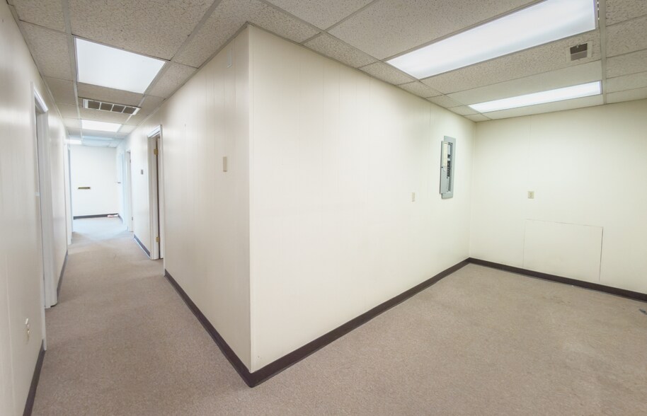 More Photos Of 223 W Virginia Ave, Vinton Storefront Retail Office For Lease