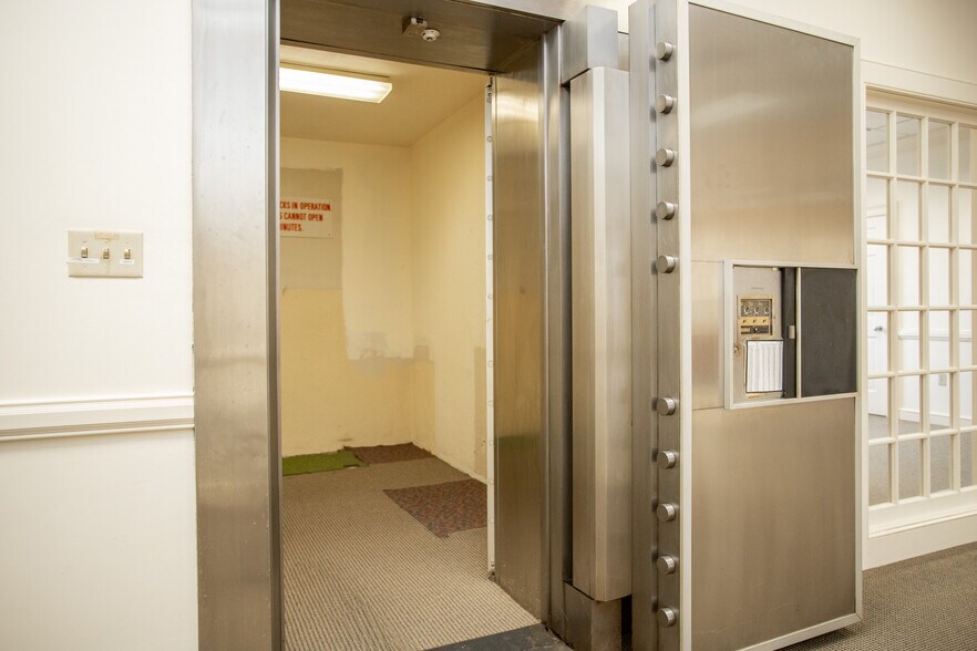 More Photos Of 3651 Greensboro Rd, Ridgeway Bank For Lease