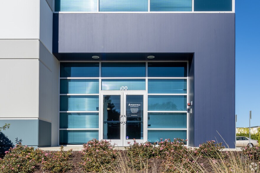 More Photos Of 8350 Pardee Dr, Oakland Distribution For Lease