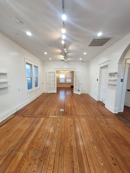 More Photos Of 3126 N St. Mary's, San Antonio Storefront Retail Office For Lease