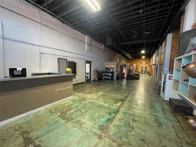 More Photos Of 110 S Houston Ave, Denison Showroom For Sale