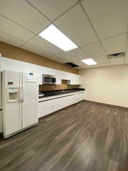 More Photos Of 4558-4568 E 71st St, Cleveland Flex For Lease