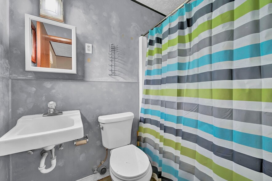 More Photos Of 44077 Oberlin Elyria Rd, Oberlin Hotel For Sale
