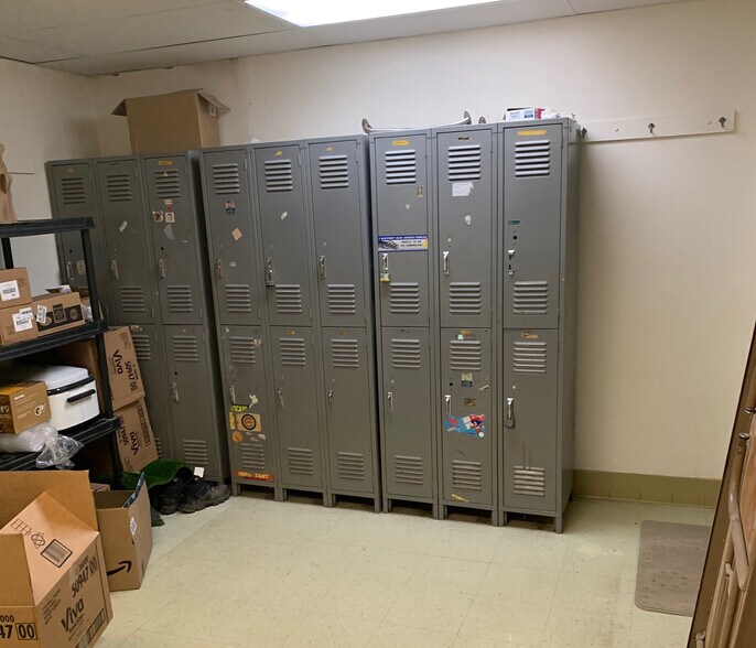 More Photos Of 2814 Perry St, Madison Warehouse For Lease
