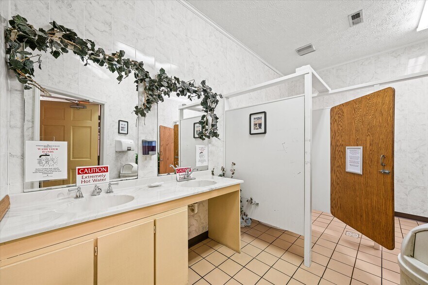 More Photos Of 78 Chestnut Hill Rd, Crossville Freestanding For Sale