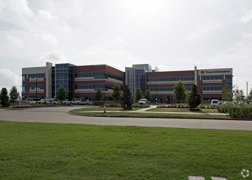 Primary Photo Of 13905 University Blvd, Sugar Land Medical For Sale