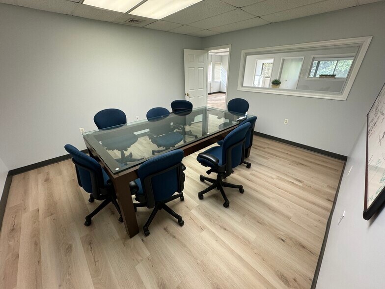 More Photos Of 8450-8456 Tyco Rd, Vienna Flex For Lease