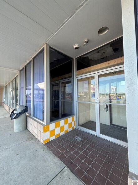 More Photos Of 700-720 N 12th St, Murray Storefront For Lease