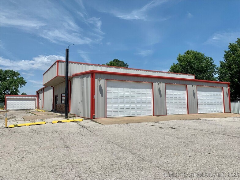 More Photos Of 106 N Lombard Ln, Skiatook Freestanding For Sale
