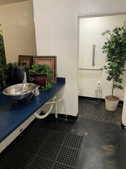 More Photos Of 3900-3910 W Colfax Ave, Denver Storefront For Lease