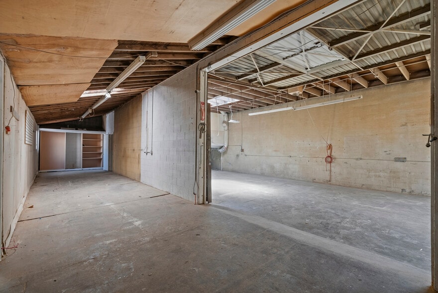 More Photos Of 14222-14226 Aetna St, Van Nuys Warehouse For Lease