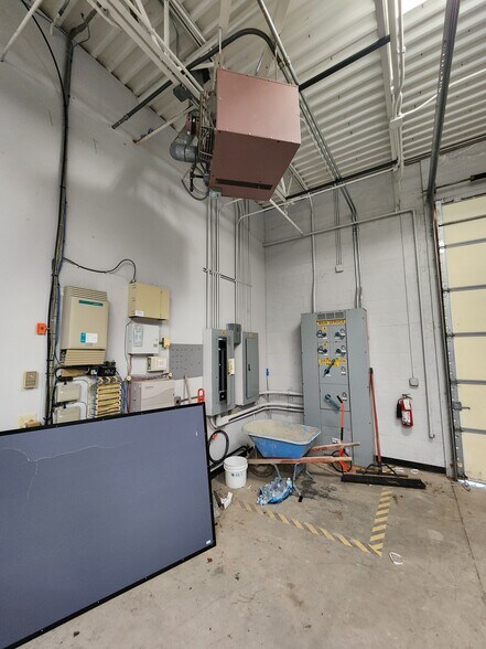 More Photos Of 2725 Tracy Rd, Northwood Light Manufacturing For Lease