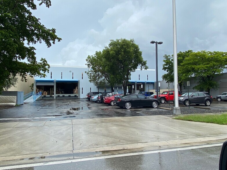 More Photos Of 2741 W 76th St, Hialeah Warehouse For Lease